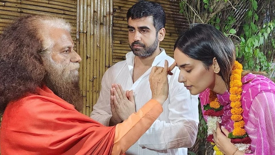 Rishikesh: Former Miss world Manushi Chillar reached Parmarth Niketan and performed Ganga Puja
