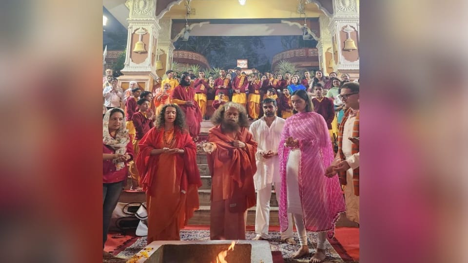 Rishikesh: Former Miss world Manushi Chillar reached Parmarth Niketan and performed Ganga Puja