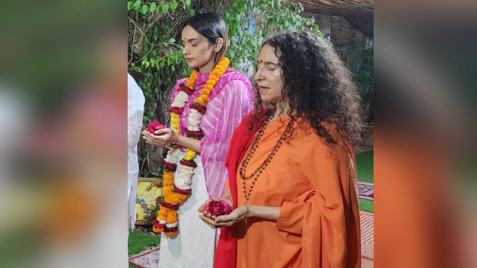 Rishikesh: Former Miss world Manushi Chillar reached Parmarth Niketan and performed Ganga Puja