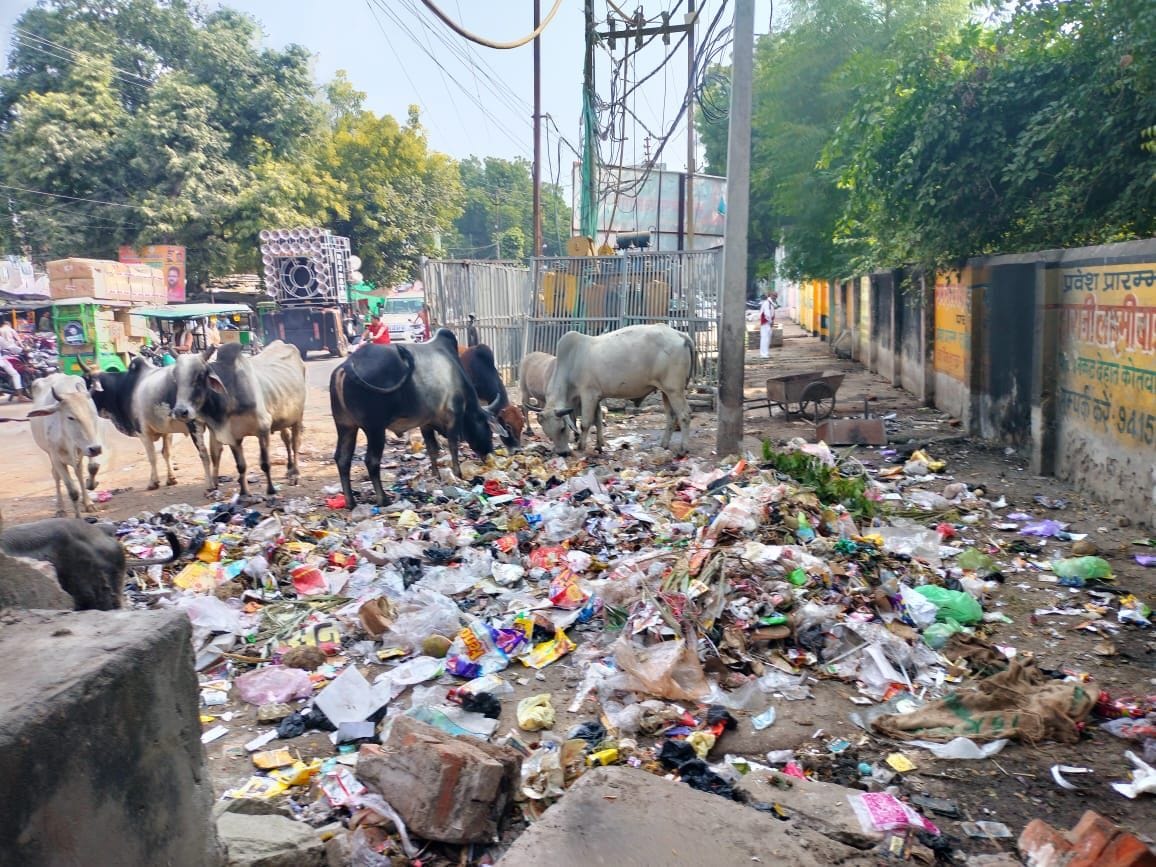 Banda: Spending sixty lakhs every month, still full of dirt