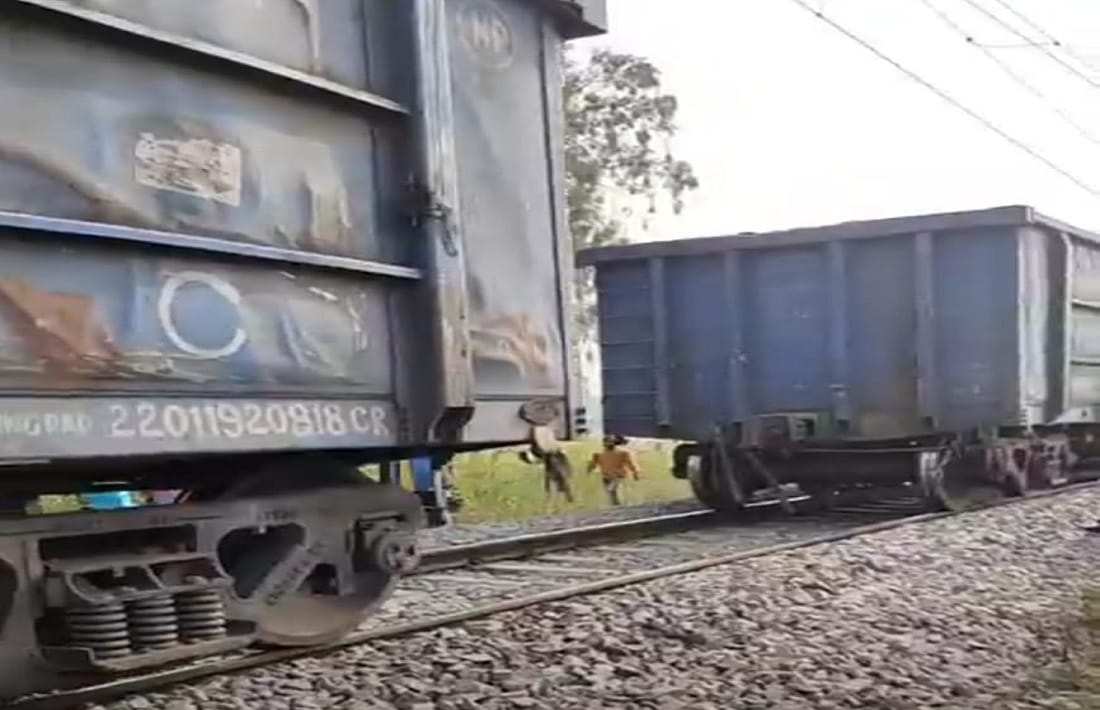 Half of goods train kept running with engine in sonbhadra gateman informed then pilot applied brake