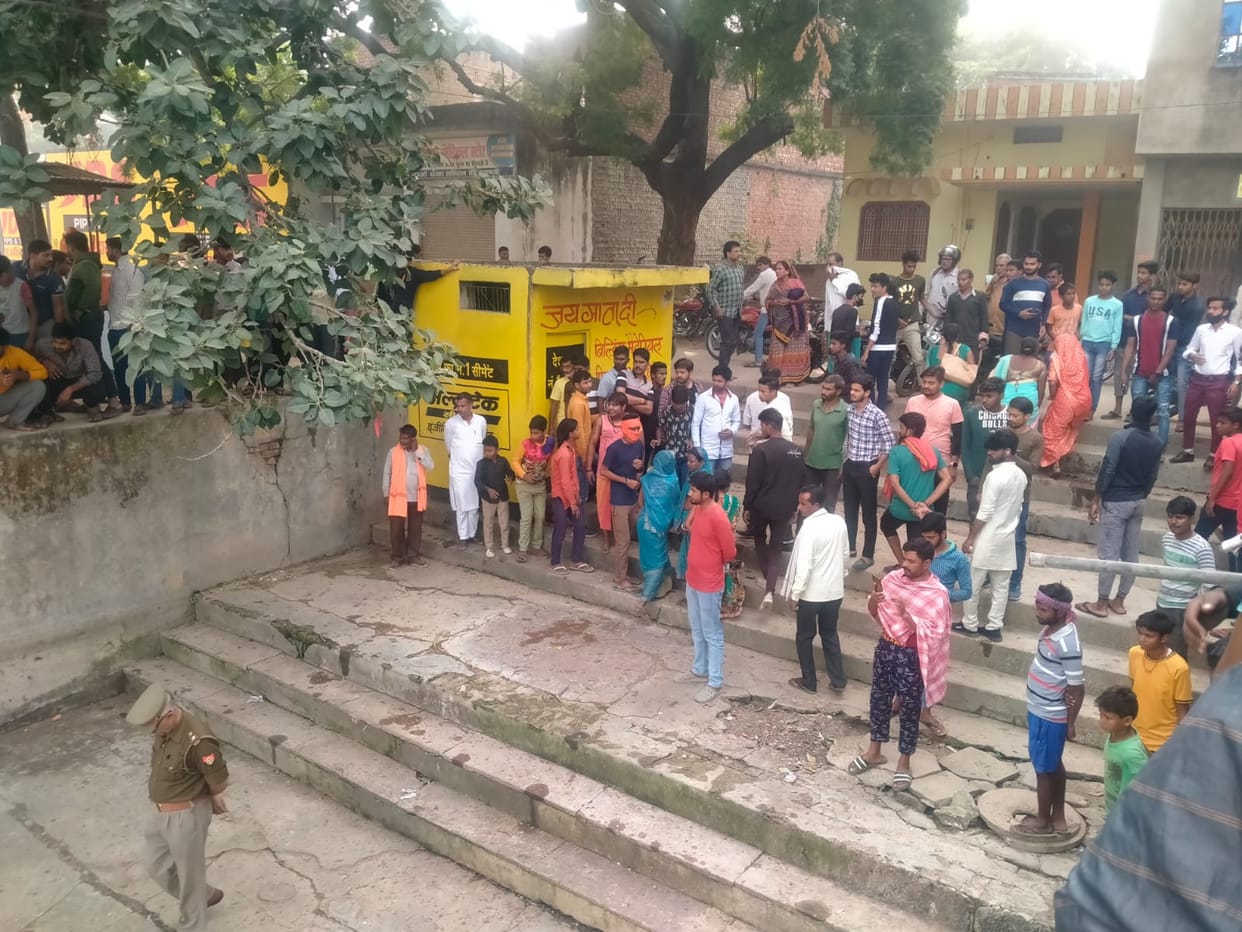 Dead body of girl missing for two days found in pond varanasi police engaged in investigation
