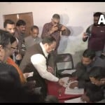 Himachal Election: जेपी नड्डा मतदान केंद्र में