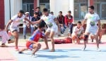 सीबीएलयू में आयोजित इंटर कॉलेज कबड्डी प्रतियोगिता में प्वाइंट लेने के लिए रेड करता रेडर। संवाद
