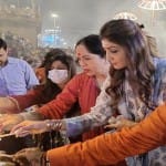 शिल्पा शेट्टी ने शनिवार शाम काशी में गंगा के तट पर दीप जलाए