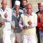 पिता के अंतिम संस्कार के बाद मनीराम ने भाइयों के साथ किया मतदान।