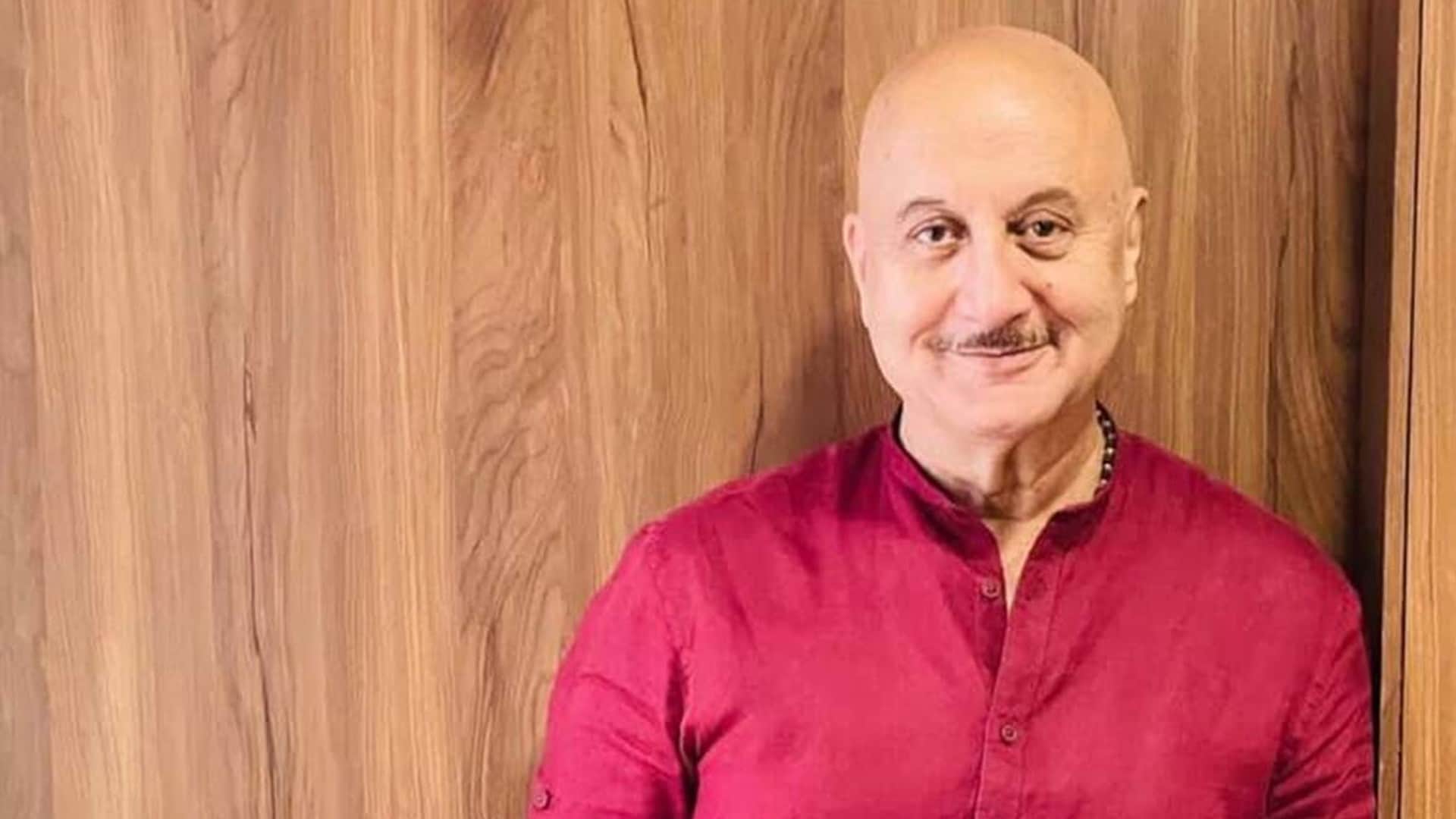IFFI 2022 Anupam Kher re-enacts scene from first film Saaransh breaks down audience gives standing ovation