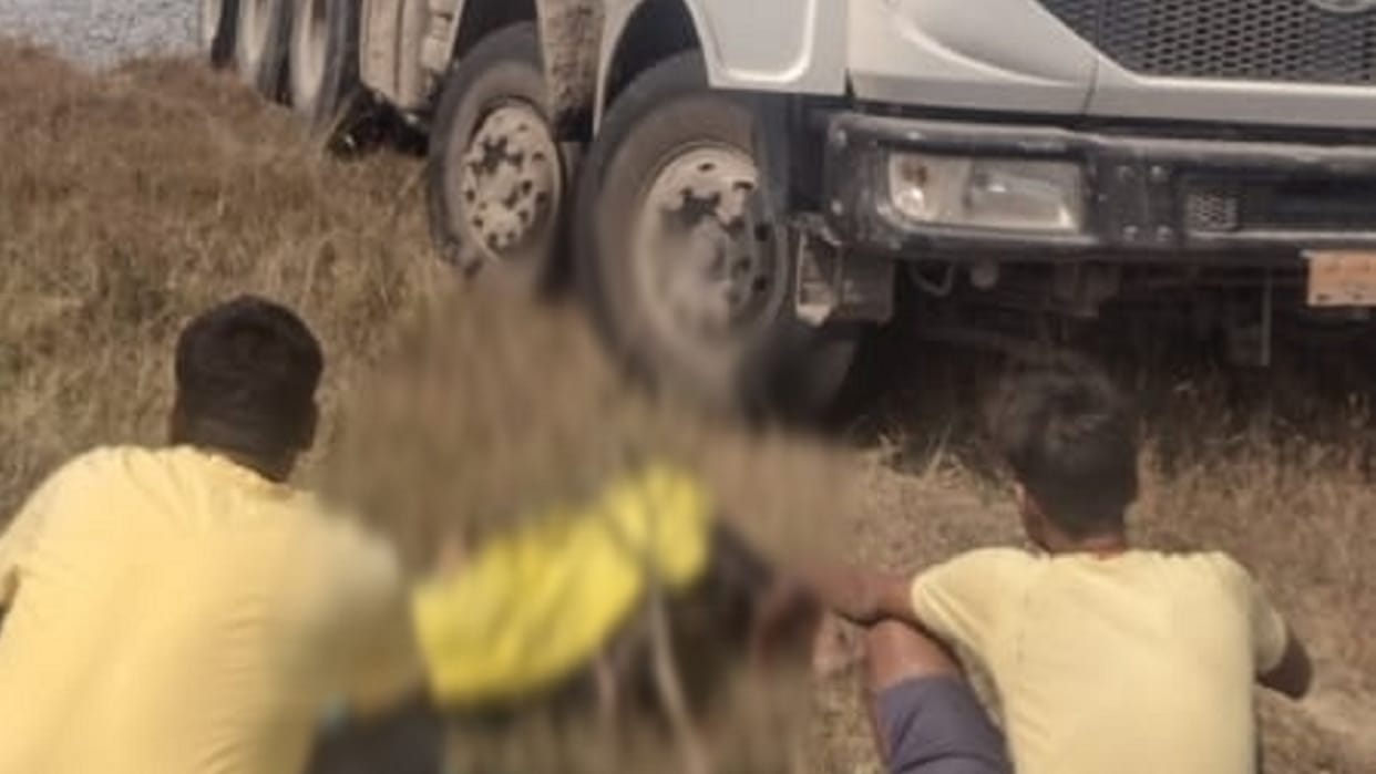 uttar pradesh trailer driver dies due to electrocution in chhattisgarh