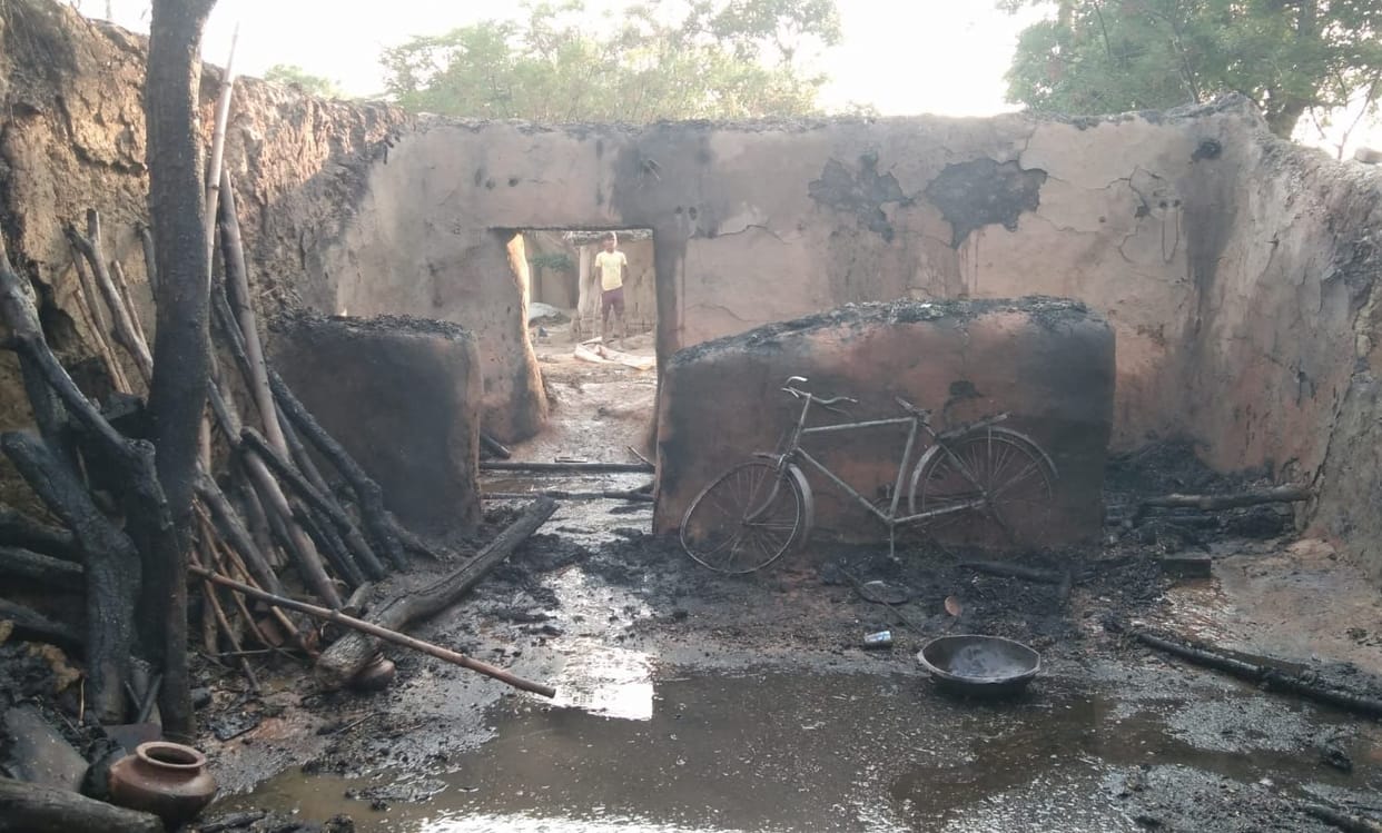 Hardoi, Three huts burnt due to fire, loss of lakhs