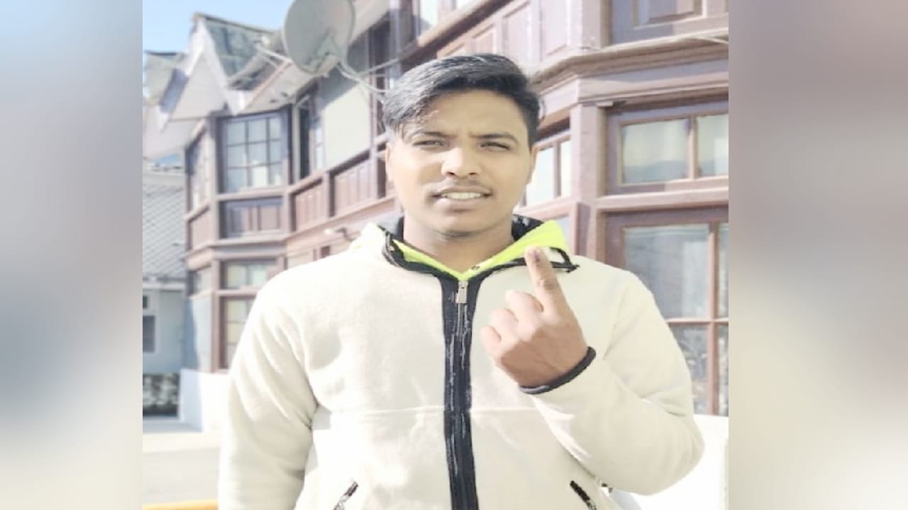 himachal election 2022, First Time Voter in himachal election showed enthusiasm in voting, also took selfies,