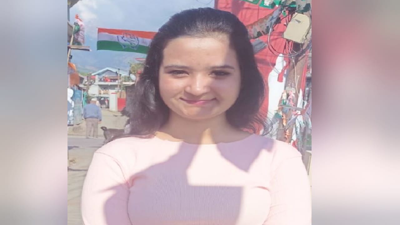 himachal election 2022, First Time Voter in himachal election showed enthusiasm in voting, also took selfies,