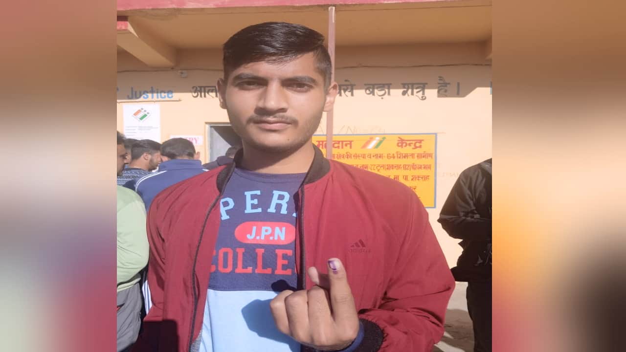 himachal election 2022, huge enthusiasm in First Time Voter, elderly and women, see photos First Time Voter in