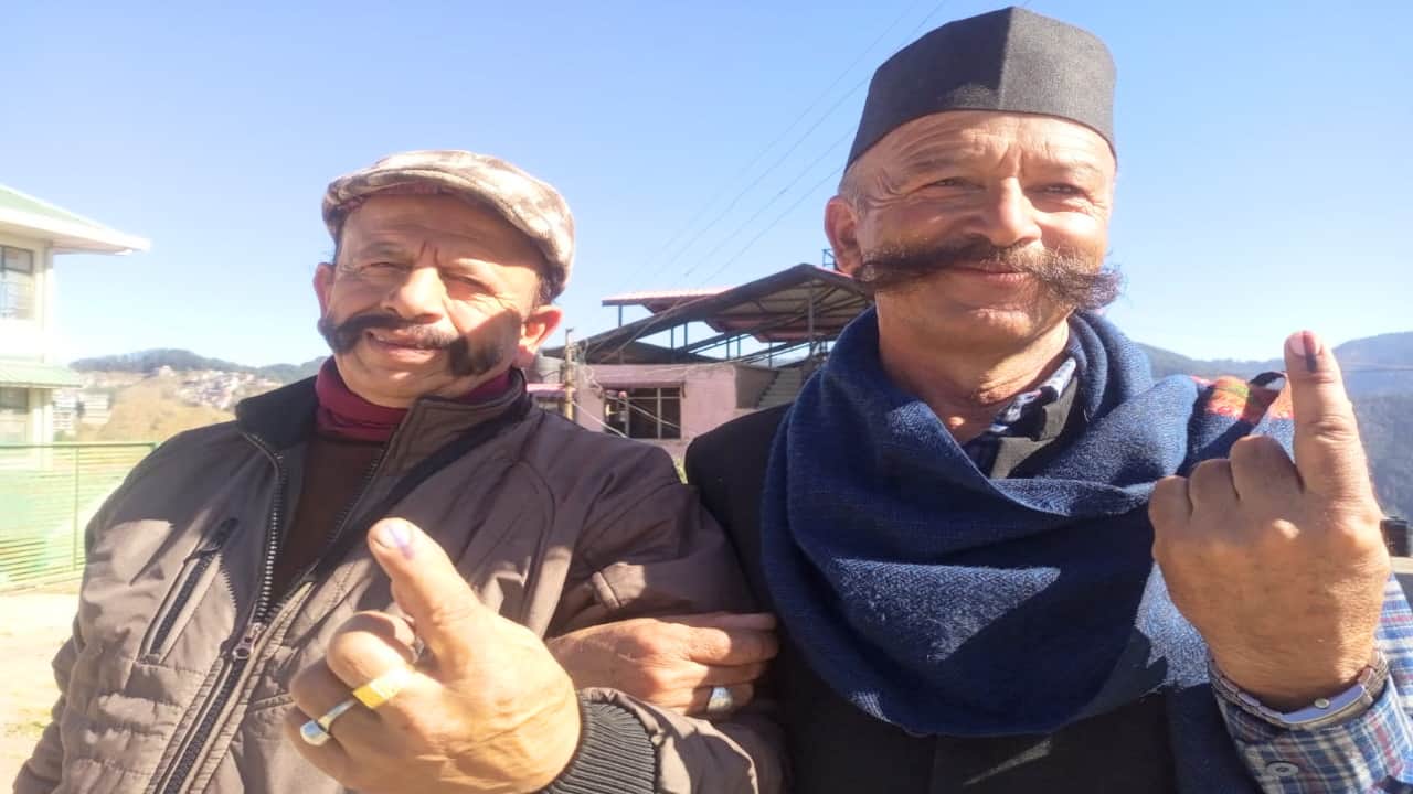 himachal election 2022, huge enthusiasm in First Time Voter, elderly and women, see photos First Time Voter in