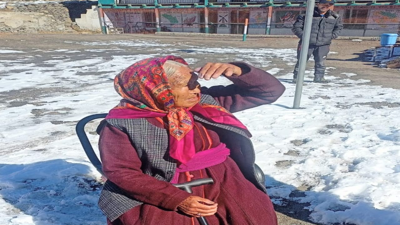 himachal election 2022, 110 year old woman set an example by voting in Churah chamba