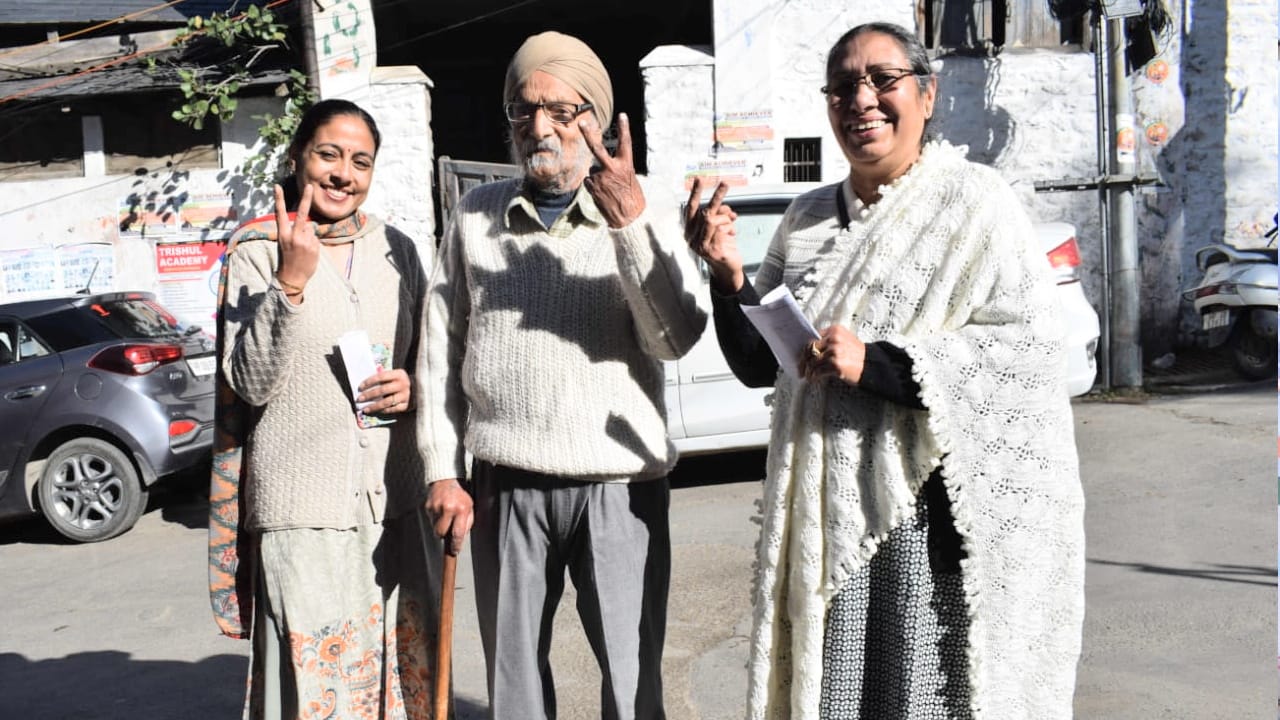 himachal election 2022, 110 year old woman set an example by voting in Churah chamba