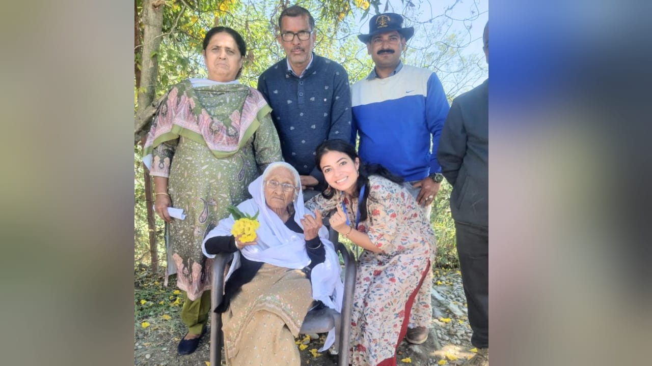 himachal election 2022, 110 year old woman set an example by voting in Churah chamba