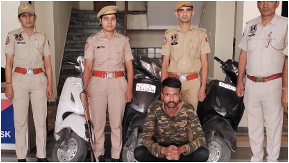 Two Young Man steal scooty to give gifts to girlfriends and party in pub-hotels jaipur