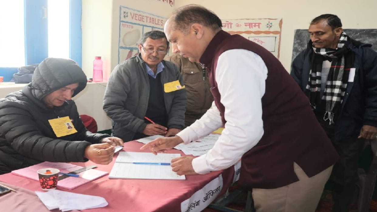 himachal election 2022, CM Jairam put forward fingers of both hands to get inked, there was laughter in the bo