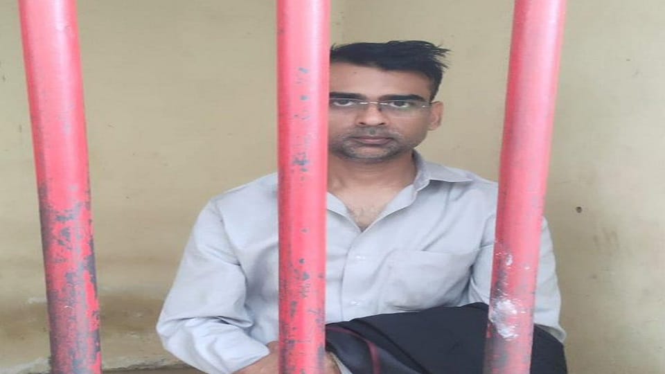 Noida person who offered a car to the security in charge was arrested from Gurugram