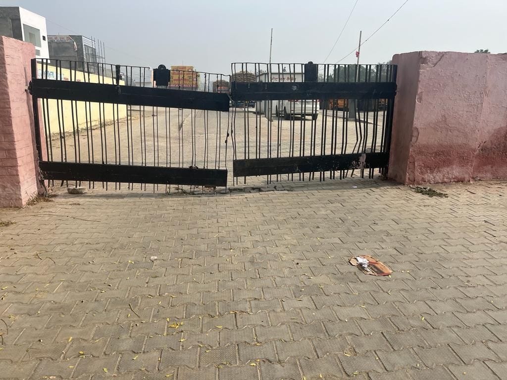 Entry of tractor-trolleys closed in Julana grain market, farmers returned