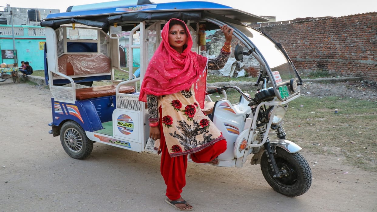 Jammu Kashmir First Female E Rickshaw Driver Seema Devi Life Story in Hindi