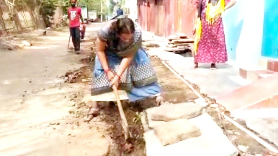 Kinnar councilor Sandhya Rani Pandey started digging drain herself