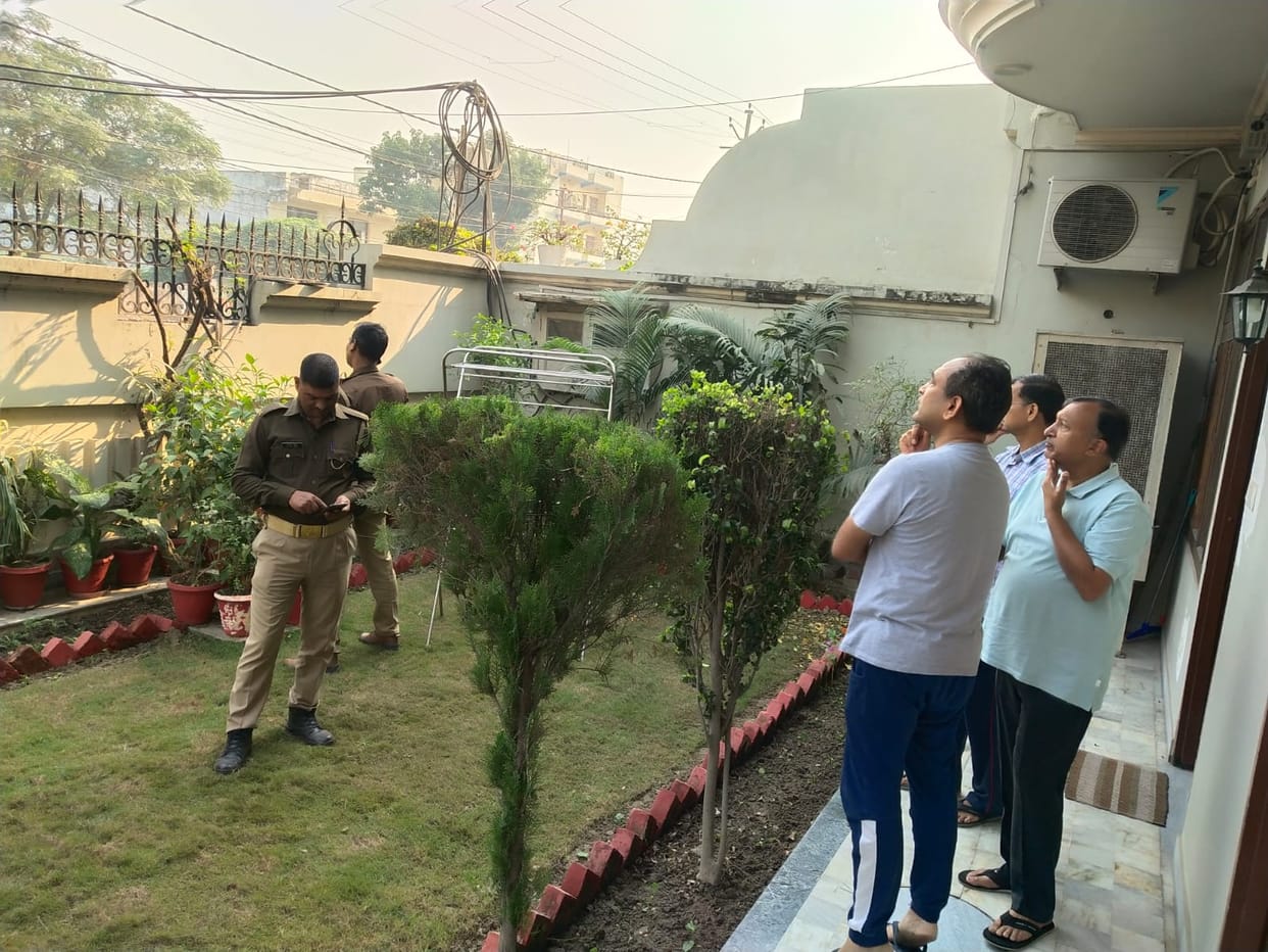 Ninteen lakh fifty thousand stolen from retired CMO  house in Kanpur