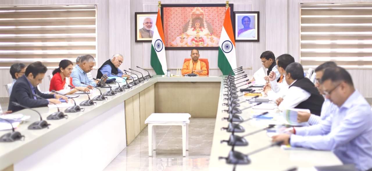 सीएम आवास पर अधिकारियों की बैठक लेते मुख्यमंत्री योगी