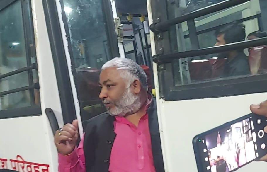 UP Transport Minister daya shankar singh in Mau Roadways Angry seeing no water coming from tap