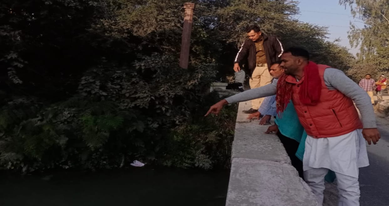 Muzaffarnagar: Three friends riding a speeding bike in the canal, two saved safely, one missing
