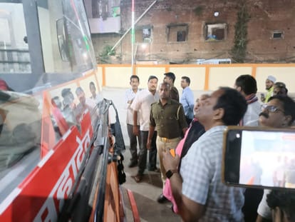 UP Transport Minister daya shankar singh in Mau Roadways Angry seeing no water coming from tap