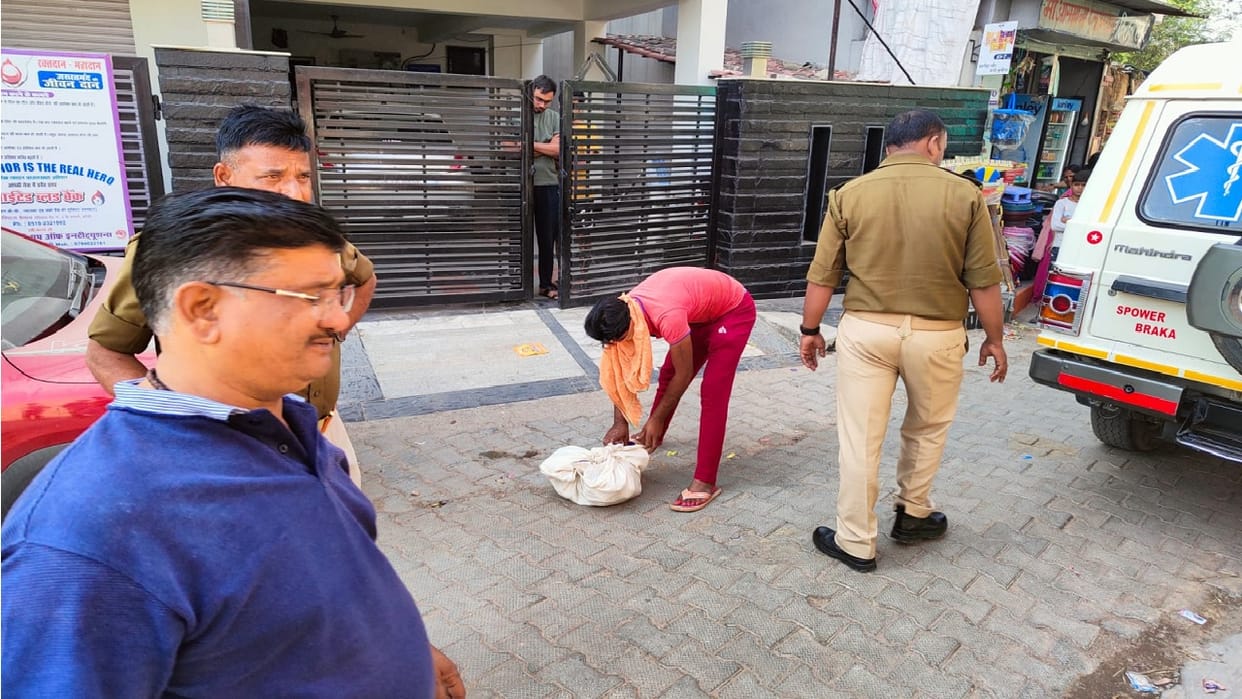 Jhansi: The dog was carrying the dead body of the newborn