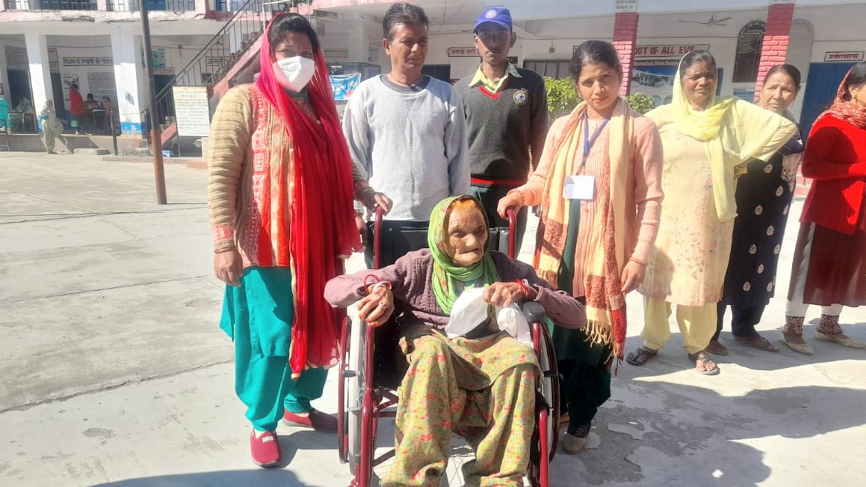 himachal election 2022, 110 year old woman set an example by voting in Churah chamba