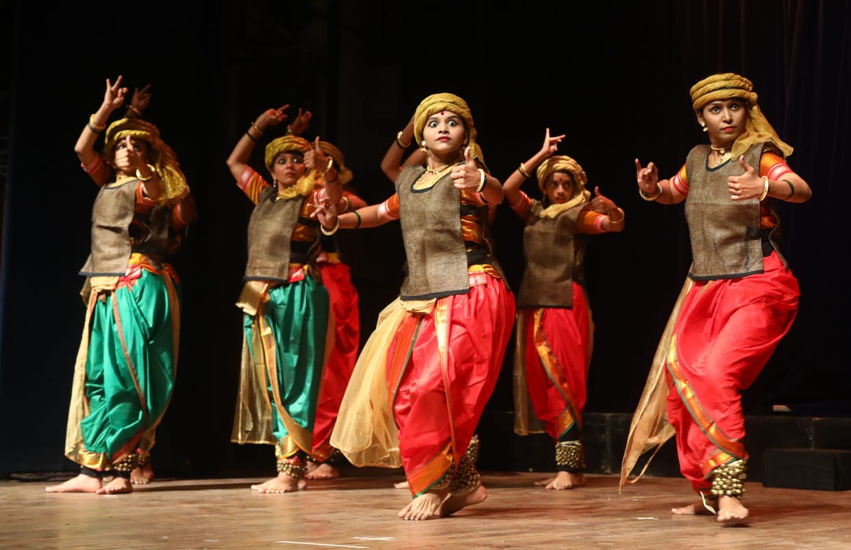 Seeing the story of Rani Durgavati's struggle on the stage, the eyes of the audience became moist.