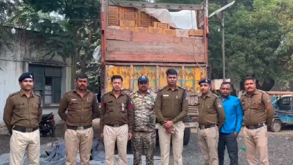 Bhind: Big action against drug trade, illegal liquor worth lakhs being transported by truck confiscated