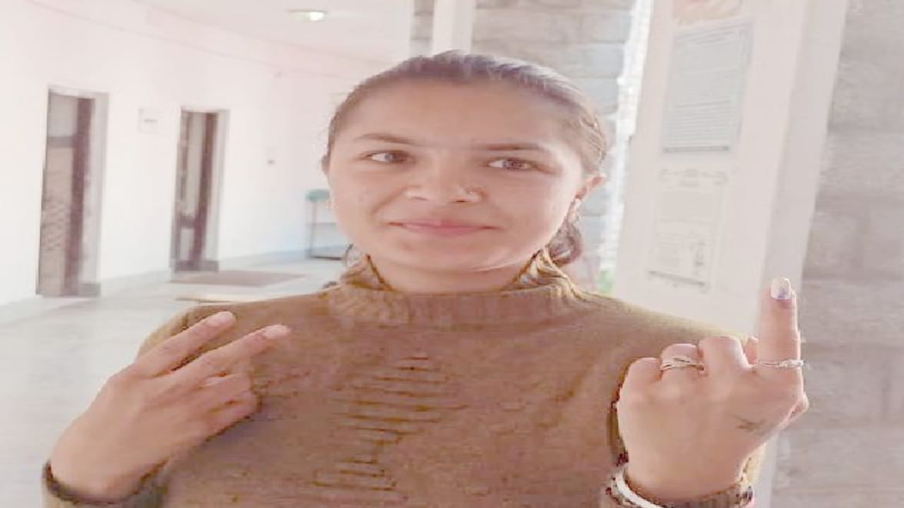 himachal election 2022, First Time Voter in himachal election showed enthusiasm in voting, also took selfies,