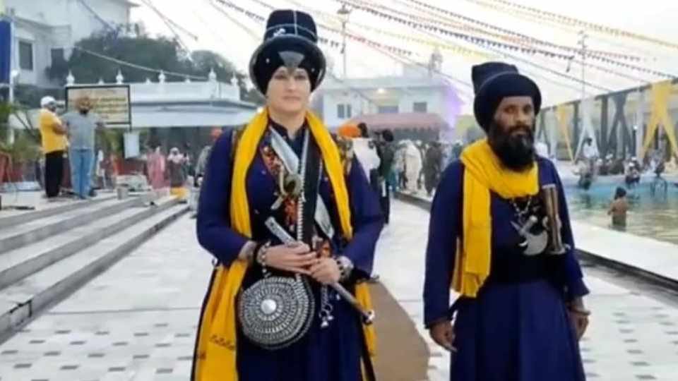 Belgian Girl Marries With Nihang Singh Sikh In Punjab News in Hindi
