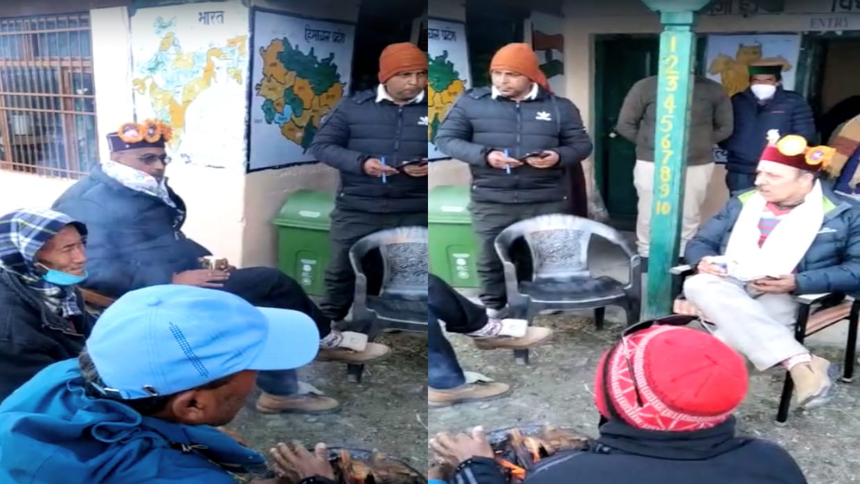 BJP government's Minister ramlal Markanda and Congress candidate Ravi thakur sip tea together