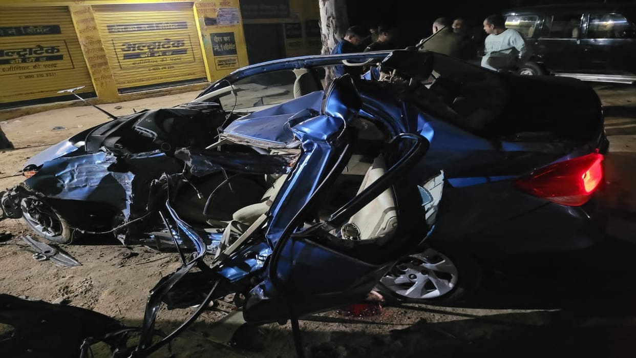 Big Road Accident in Agra, uncontrollable car collided with a tree