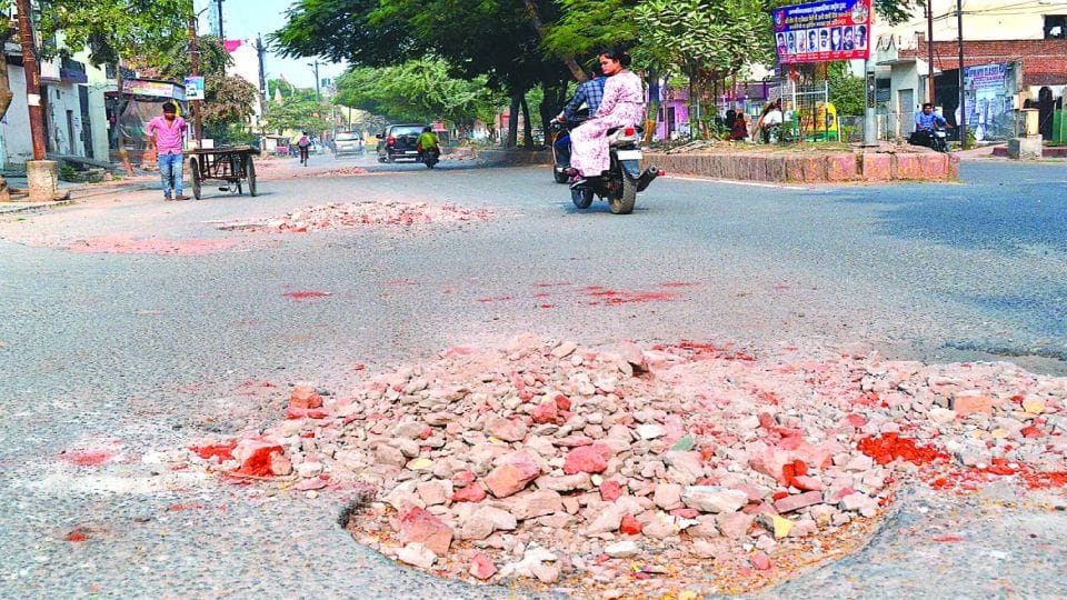 corporators raised question on budget of Sadan Bhawan in Agra