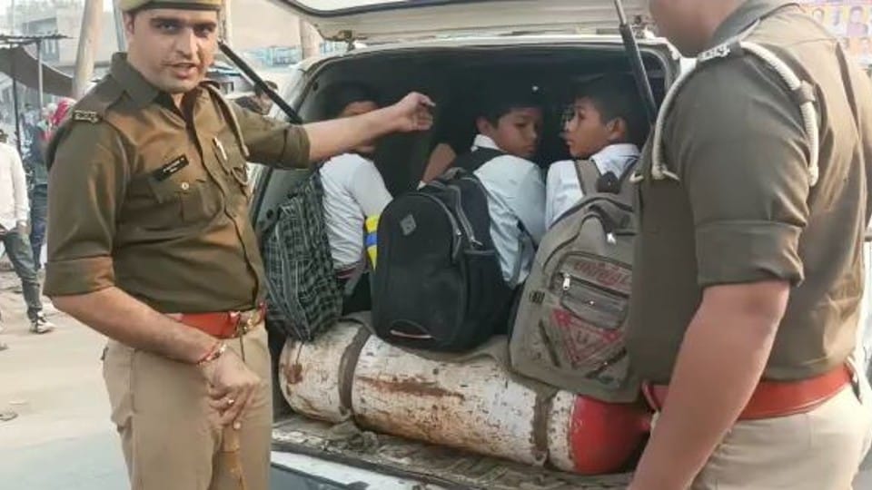 School van driver made school children sit on CNG cylinders police issue challan in Agra