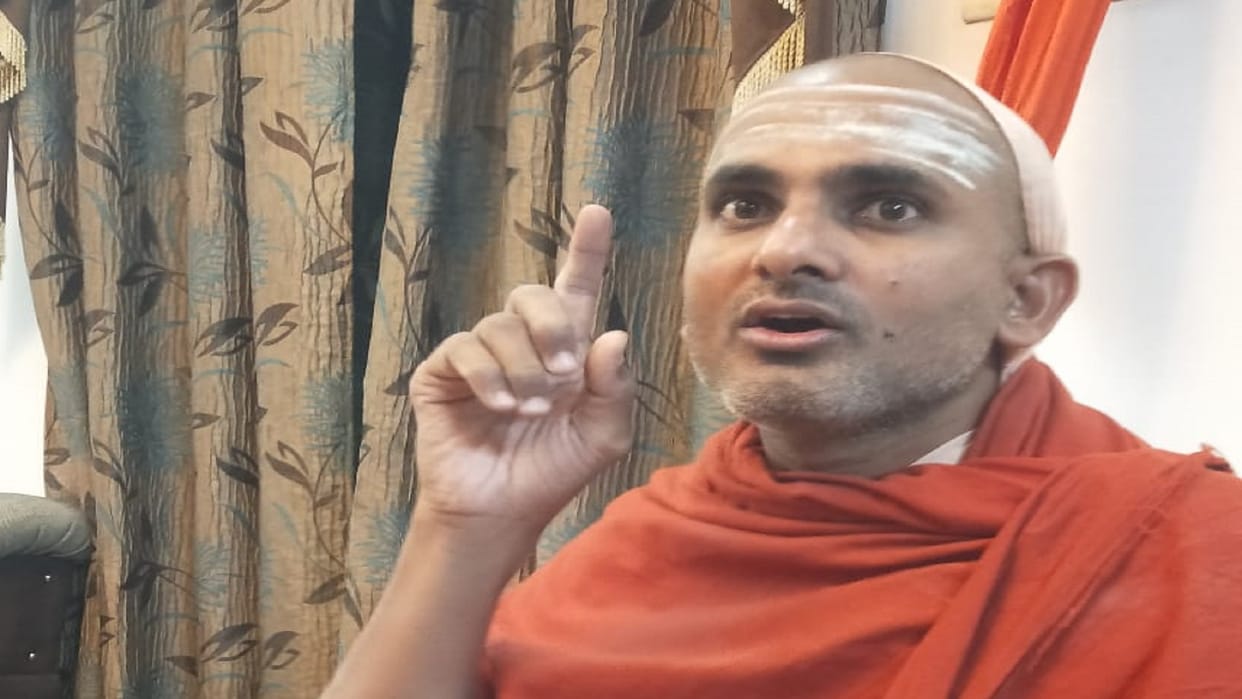 Swaroopanand Saraswati's disciple's challenge: Kashi Vidvat Parishad should debate otherwise apologize to Baba