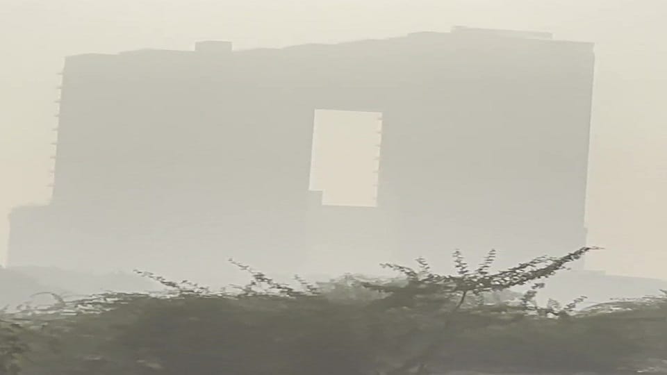 Delhi Air pollution continues to wreak havoc AQI recorded at 337 in Delhi and 353 in Noida