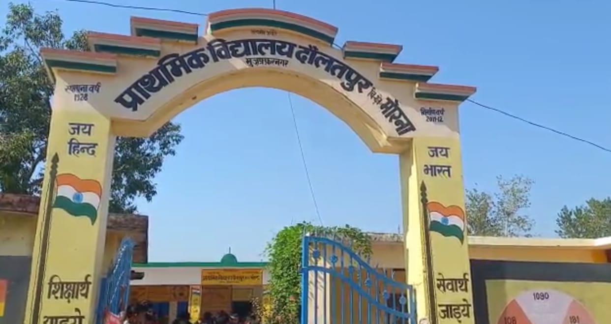 Muzaffarnagar: Displeasure over removal of picture of CM-PM and Chaudhary Charan Singh from village secretaria