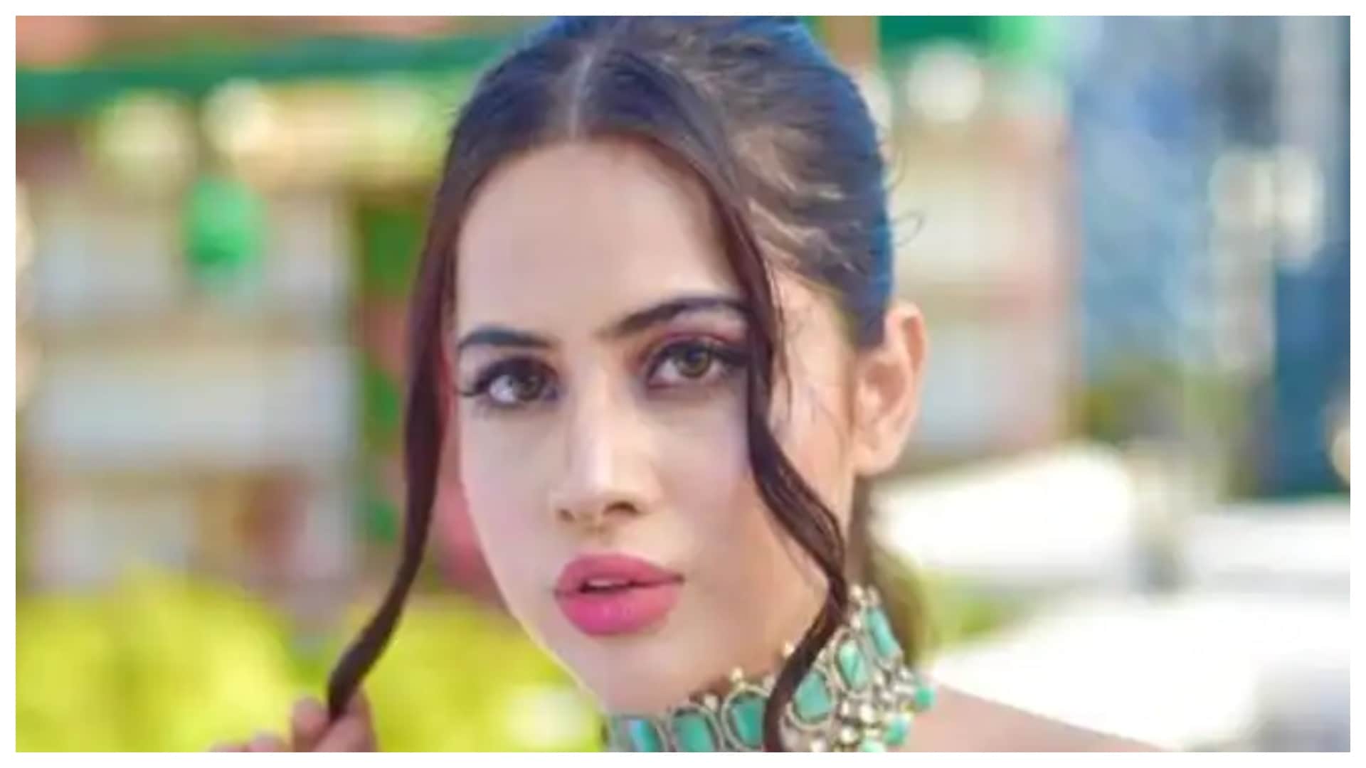 Uorfi Javed Troll for her Cycle Chain Dress Social media user said aapne sabka chain chura liya
