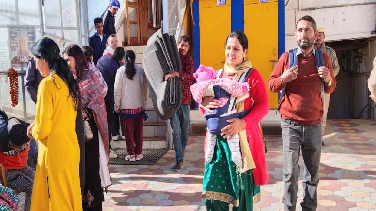 himachal election 2022, Woman reached to cast her vote by carrying a newborn baby in her lap in shimla