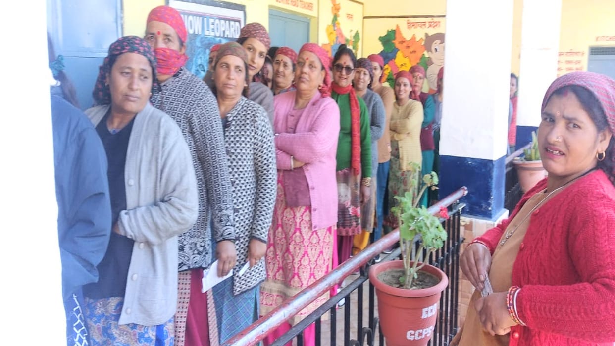 himachal election 2022, EVM Problem somewhere in Himachal, VVPAT machine breaks down somewhere
