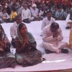 बाबा के आगे नतमस्तक हुए नेता।