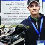 अनंतनाग के मुस्ताक अहमद डार अपने उपकरण के साथ