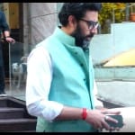 निर्देशक राकेश कुमार की प्रार्थना सभा से बाहर निकलते हुए अमिषेक बच्चन और जया बच्चन